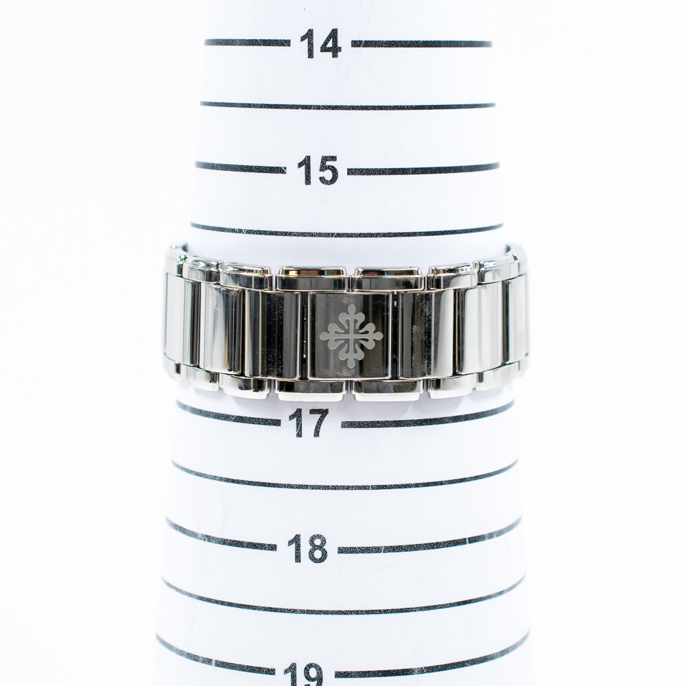 Patek Philippe 4910/1200A-001 (2021)